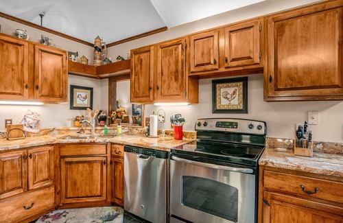 Carriage Hills Cabin | Heavenly Pines - Ev #3361 5 Bedroom Home by RedAwning