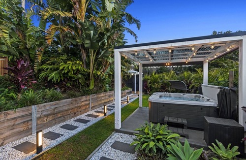 Bateau Bay Apartment | Heavenly Spa Retreat is a cosy and private retreat exclusively for couples.