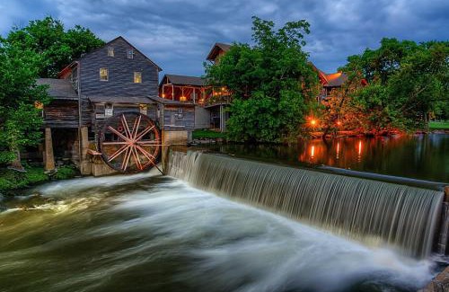 Gatlinburg - Pigeon Forge House | Heavenly View, FREE Attraction tickets for each paid day, Resort Pool, Hot Tub, WIFI!