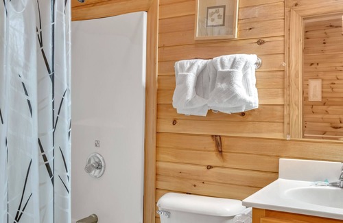 Pittman Center Apartment | Heavenly Views Lodge 4 Bedroom Apts by RedAwning