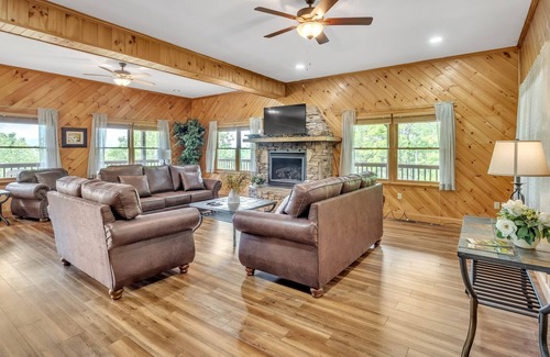 Pittman Center Apartment | Heavenly Views Lodge 4 Bedroom Apts by RedAwning