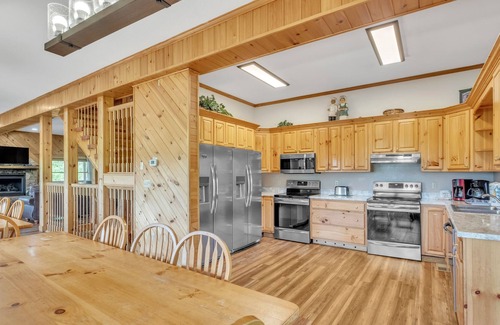 Pittman Center Apartment | Heavenly Views Lodge 4 Bedroom Apts by RedAwning