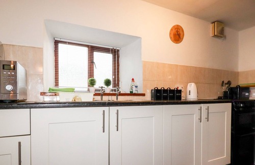Kilkhampton House | HEDGEHOG COTTAGE, pet friendly, with a garden in Kilkhampton