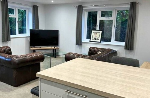 Wooburn Moor Ski Chalet | Hedsor Stylish Two Bedroom Cottage