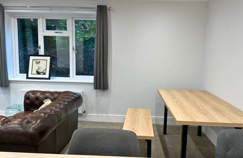 Wooburn Moor Ski Chalet | Hedsor Stylish Two Bedroom Cottage