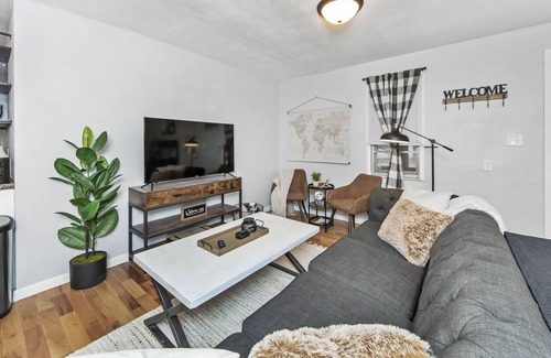 Peoria Heights Cottage | Heights Hangout-stay in the heart of Peoria Heights!