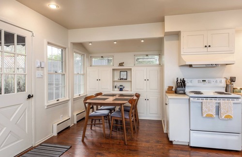 Glen Ellen House | heiter house- a kenwood gem, private, hot tub with views, and centrally located