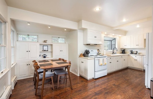 Glen Ellen House | heiter house- a kenwood gem, private, hot tub with views, and centrally located