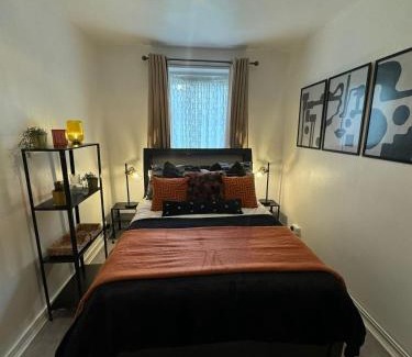 Tulse Hill Apartment | Helen host