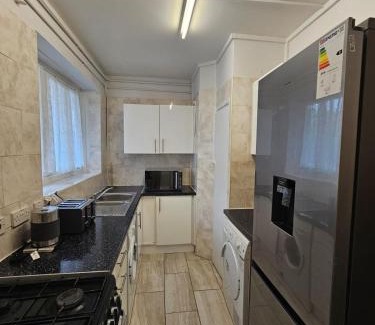 Tulse Hill Apartment | Helen host