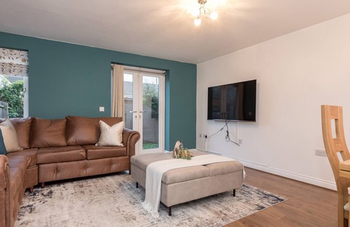 Newport Pagnell House | Heliodoor Apartments Milton Keynes 4-Bedroom House