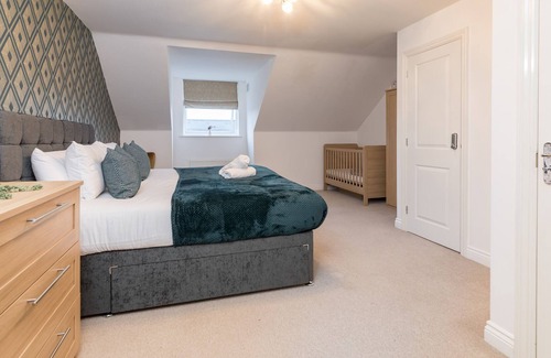 Newport Pagnell House | Heliodoor Apartments Milton Keynes 4-Bedroom House