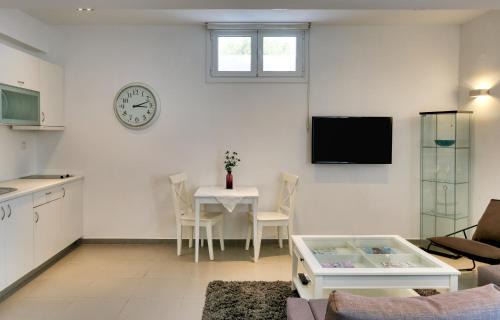 Pilalimata Apartment | Helios Studios & Apartments