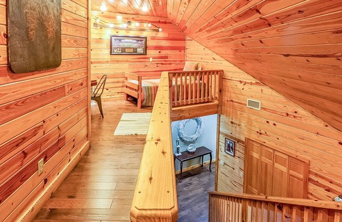 Mountain View House | Hell Creek Lodge ~ sleeps 26 near town on 150 acres