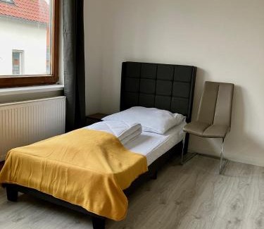Landshut Apartment | Helle 4 Zimmer, Küche, Bad, WLAN, 24-7, Parkplatz, 4-10 Personen