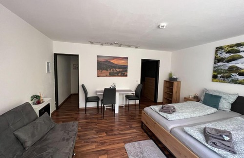 Geyersberg Apartment | Helle FeWo am Waldrand - mit Balkon, Pool & Sauna