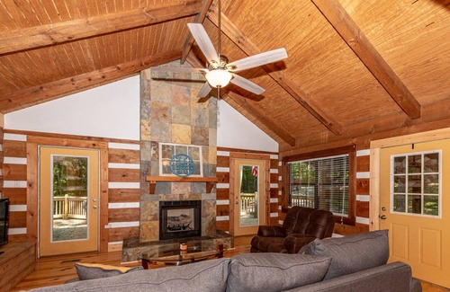 Walland Cabin | ☀️ Hello Sunshine, 2 bdrm/1 bath, hot tub & more