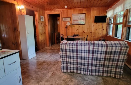 North Sebago Cottage | Hemlock Cottage-Private Beach-Pets Welcome - Round Table Lodge, Sebago, Maine