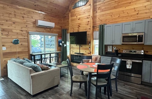Rogers Apartment | Hemlocks Over Muir in Rogers KY - Hot Tub & WiFi