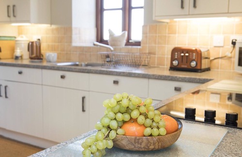 Llandwrog Cottage | HEN STABL LLANDWROG, family friendly, with open fire in Llandwrog