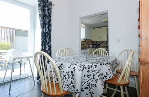 Caernarfon Cottage | HENDRE, family friendly, character holiday cottage in Pontllyfni