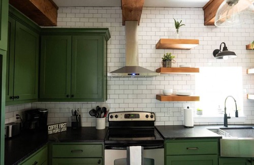 Bryan House | Henry's Haven - Fully Renovated 5 Bedroom House Minutes from Downtown Bryan