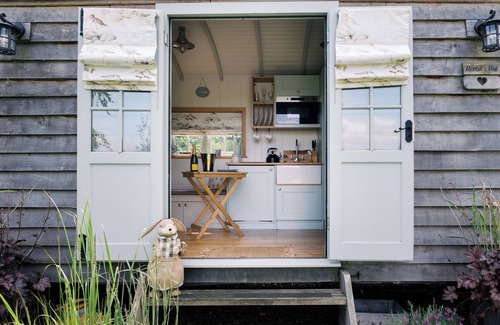Redmile Cabin | Herbie's Shepherd's Hut - Sleeps 2 & Hot Tub