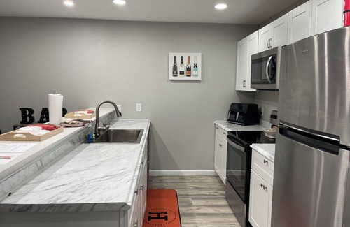 West Arlington Apartment | Hermès Luxe Escape:Chic &Stylish in Arlington