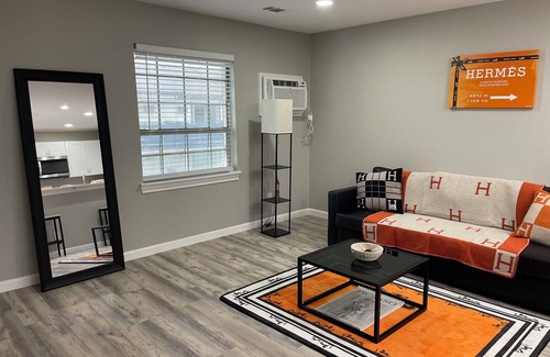 West Arlington Apartment | Hermès Luxe Escape:Chic &Stylish in Arlington