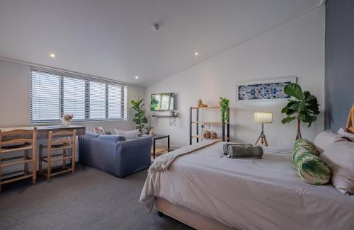 Kareeberg Apartment | Hermanus Waterfront Boho Studio Apartment, Whale Coast Hideaway
