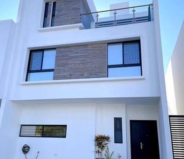 Villa Juarez Villa | Hermosa Casa de 3 pisos en Condominio de lujo Playa del Carmen