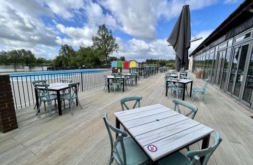 South Cerney Ski Chalet | Heron View 24 The Bathing House, Pet friendly, Hoburne Passes