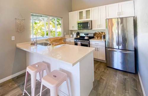 Keaau House | Hibiscus Hale, Full Kitchen, King Bed, Parking