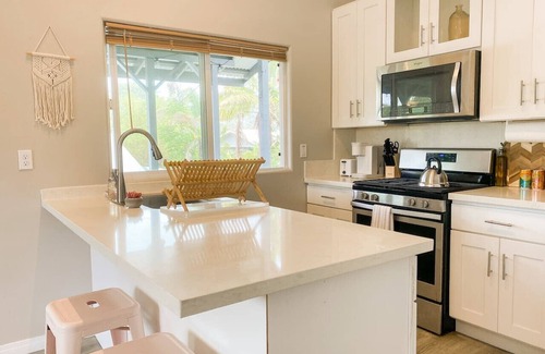 Keaau House | Hibiscus Hale, Full Kitchen, King Bed, Parking