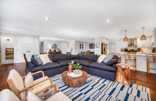 Gallatin House | Hickory Dickory Dock - Nashville Lakefront Family Retreat