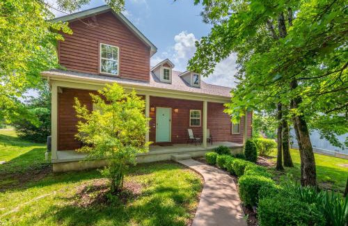 Hollister House | Hickory Hideaway with Communal Pool Access
