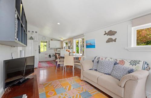 Langs Beach House | Hidden Cove Gem - Langs Beach Holiday Home