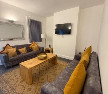 Northfield Apartment | Hidden Gem - 4 Bedroom Home