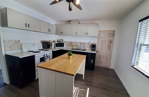 Stokes Bay House | Hidden Gem Cottage minutes away from Parks/Beaches