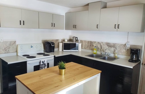 Stokes Bay House | Hidden Gem Cottage minutes away from Parks/Beaches