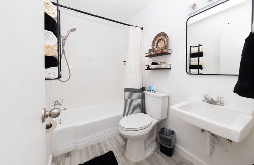 Riverside Apartment | Hidden Gem Cozy Studio w/kitchen in the heart of Tempe