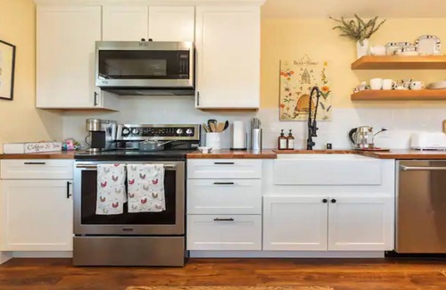 Paso Robles Cottage | Hidden Gem! Rural Location, mins from Paso center. English style farm cottage.