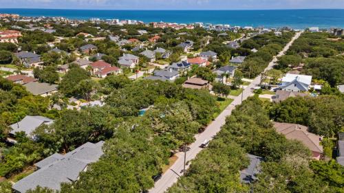 Vilano Beach House | Hidden Grove Hot Tub Deck w Lounge 2 blocks to the Beach
