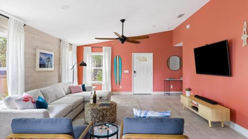 Vilano Beach House | Hidden Grove Hot Tub Deck w Lounge 2 blocks to the Beach