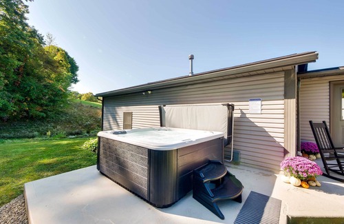 Dundee House | 'Hidden Hollow' Family Home w/Mod Interior!