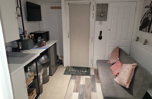 Gillingham Apartment | Hidden Treasure- 2 Beds Sleeps 3 Gillingham