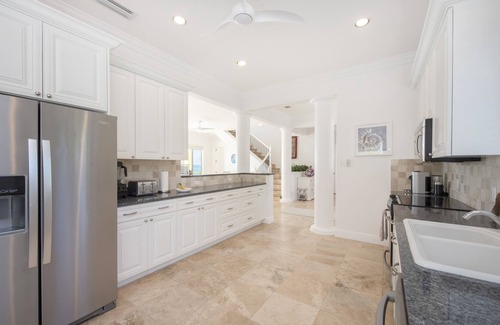 Breakers House | Hidden Treasure & Guest House by Grand Cayman Villas