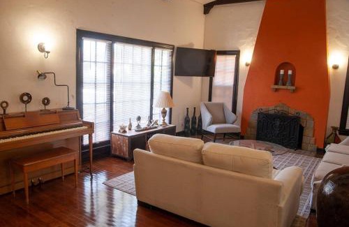 North Hollywood House | Hidden Weekend Getaway In Noho