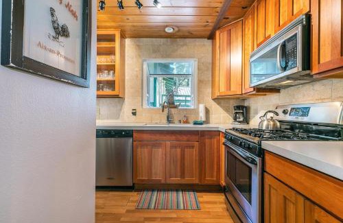 Sunnyside House | Hidden Willow at Tahoe Park - Cozy 2 BR Cabin, Walk to Dining, Near Skiing