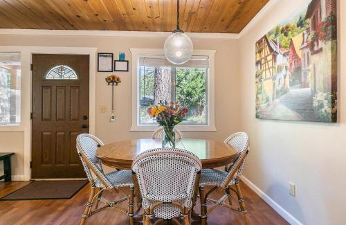 Sunnyside House | Hidden Willow at Tahoe Park - Cozy 2 BR Cabin, Walk to Dining, Near Skiing